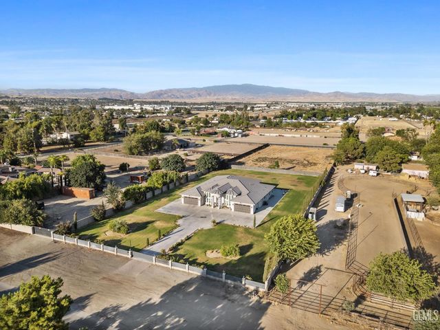 613 S Sterling Road, Bakersfield, CA 93307