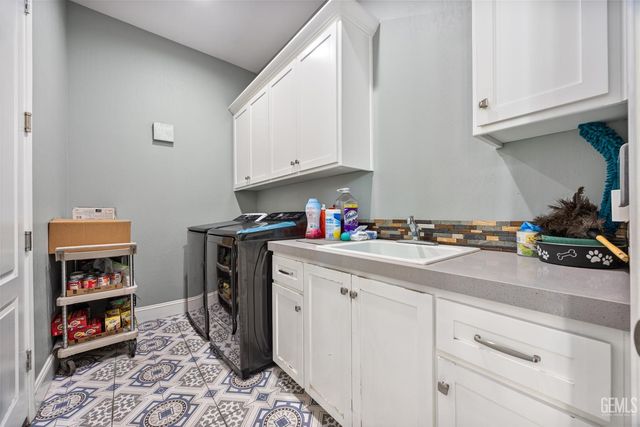 613 S Sterling Road, Bakersfield, CA 93307