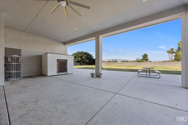 613 S Sterling Road, Bakersfield, CA 93307