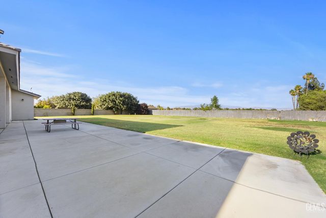 613 S Sterling Road, Bakersfield, CA 93307