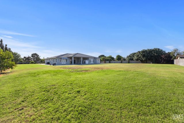 613 S Sterling Road, Bakersfield, CA 93307