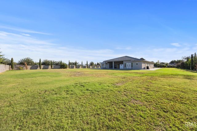 613 S Sterling Road, Bakersfield, CA 93307