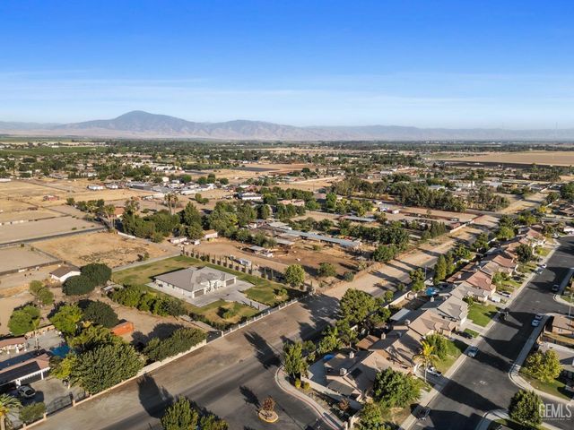 613 S Sterling Road, Bakersfield, CA 93307