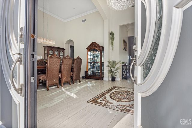 613 S Sterling Road, Bakersfield, CA 93307