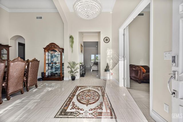 613 S Sterling Road, Bakersfield, CA 93307