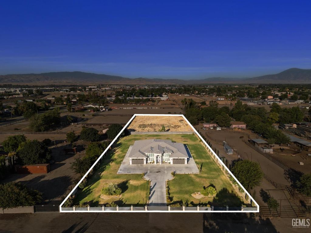 613 S Sterling Road, Bakersfield, CA 93307