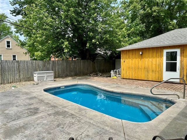 20 Warren Avenue, West Seneca, NY 14224