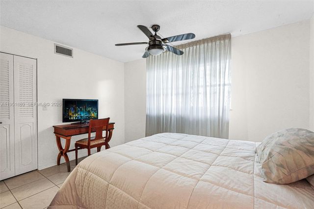 314 SE 10th St 103, Dania Beach, FL 33004