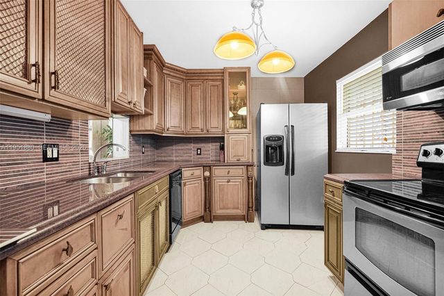 314 SE 10th St 103, Dania Beach, FL 33004