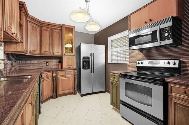 314 SE 10th St 103, Dania Beach, FL 33004