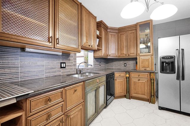 314 SE 10th St 103, Dania Beach, FL 33004