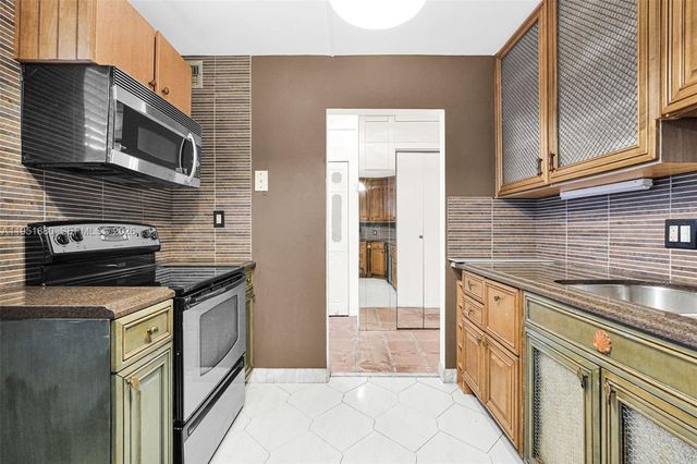 314 SE 10th St 103, Dania Beach, FL 33004