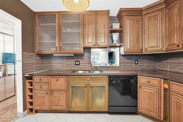 314 SE 10th St 103, Dania Beach, FL 33004