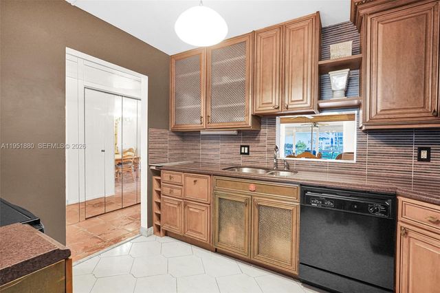 314 SE 10th St 103, Dania Beach, FL 33004