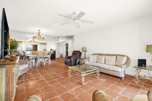 314 SE 10th St 103, Dania Beach, FL 33004