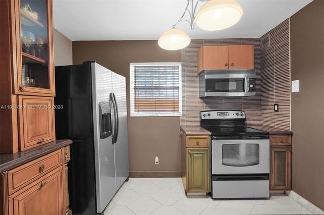 314 SE 10th St 103, Dania Beach, FL 33004