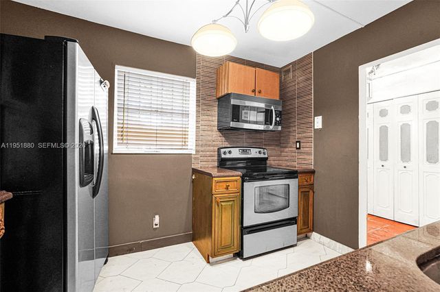 314 SE 10th St 103, Dania Beach, FL 33004