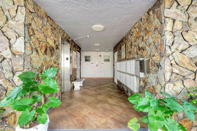 314 SE 10th St 103, Dania Beach, FL 33004