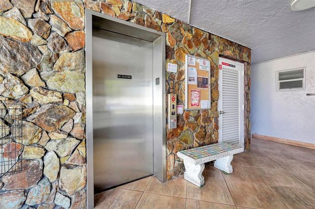 314 SE 10th St 103, Dania Beach, FL 33004