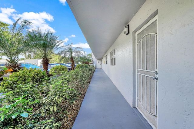314 SE 10th St 103, Dania Beach, FL 33004