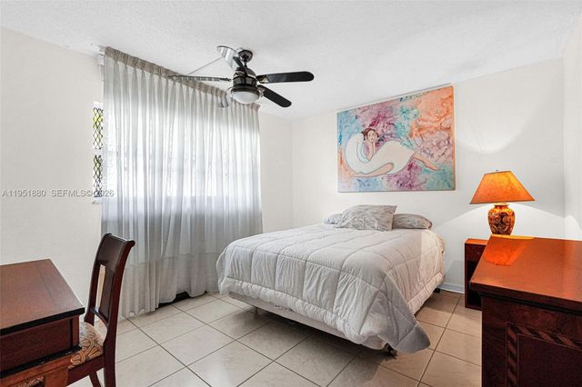 314 SE 10th St 103, Dania Beach, FL 33004