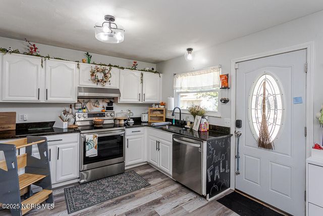 527 Grace Way, Rossford, OH 43460