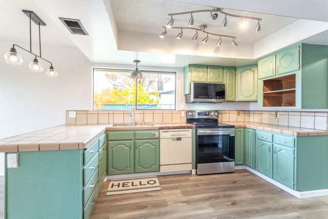 940 Golden Heights Court, Redding, CA 96003