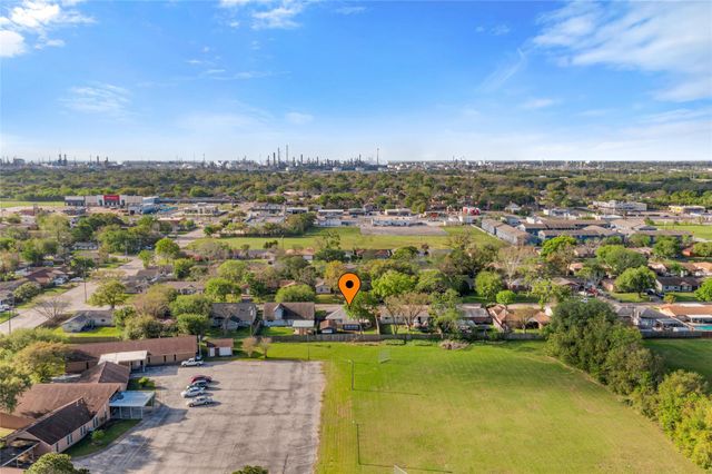 2918 15th Avenue N, Texas City, TX 77590