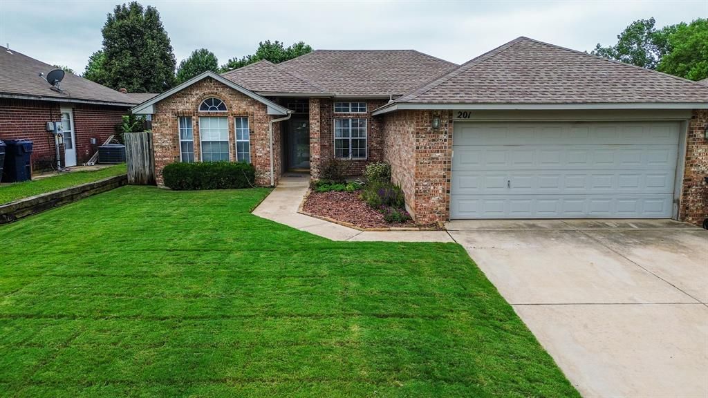201 Bellgate Drive, Yukon, OK 73099