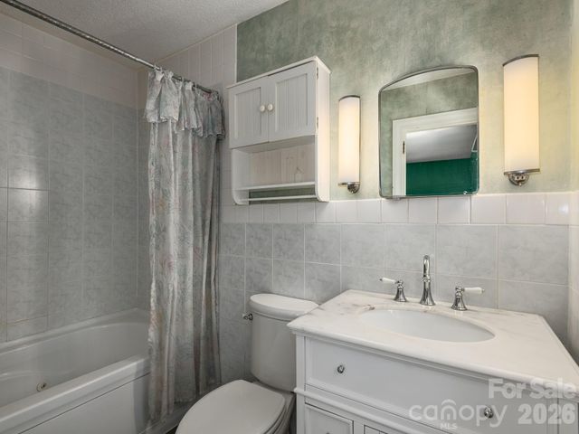112 Lyndale Road, Hendersonville, NC 28739