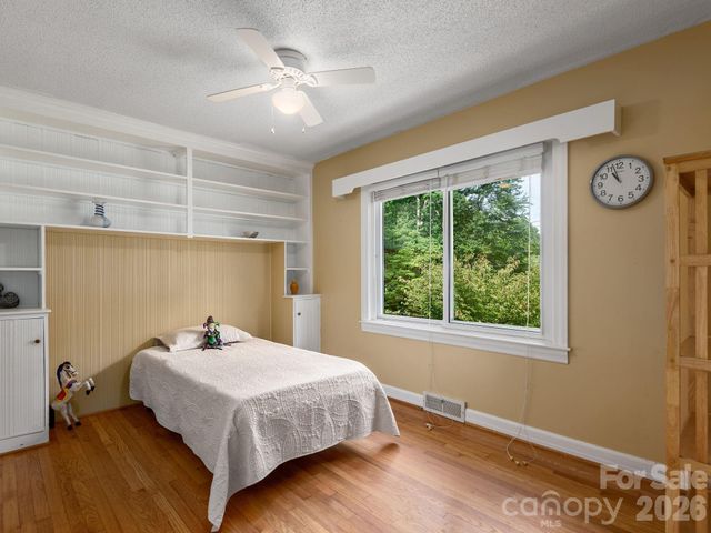 112 Lyndale Road, Hendersonville, NC 28739