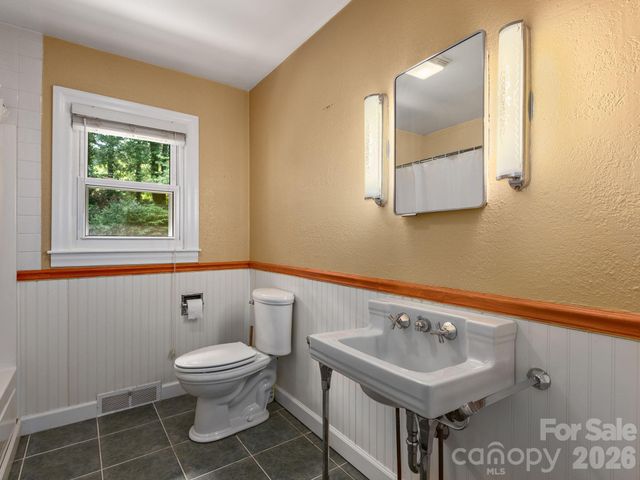 112 Lyndale Road, Hendersonville, NC 28739