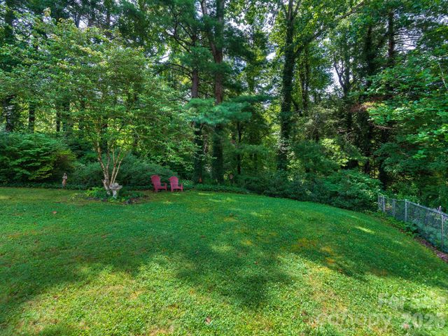 112 Lyndale Road, Hendersonville, NC 28739
