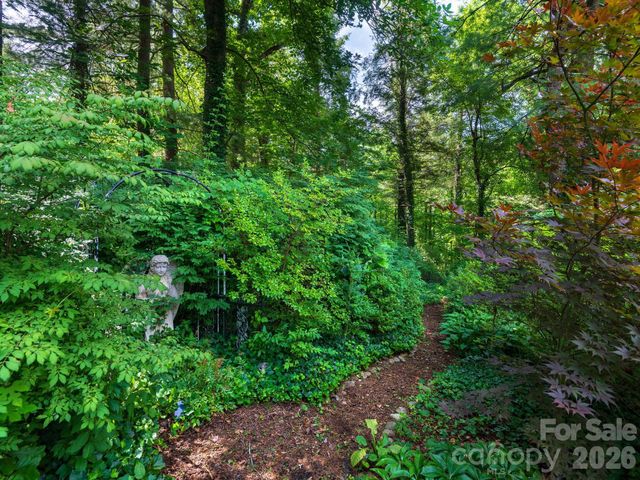 112 Lyndale Road, Hendersonville, NC 28739