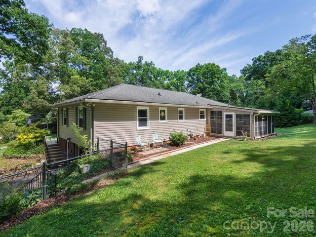 112 Lyndale Road, Hendersonville, NC 28739