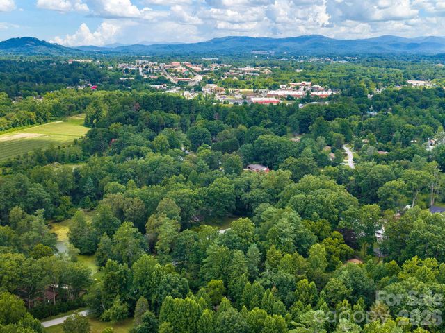 112 Lyndale Road, Hendersonville, NC 28739