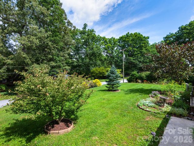 112 Lyndale Road, Hendersonville, NC 28739