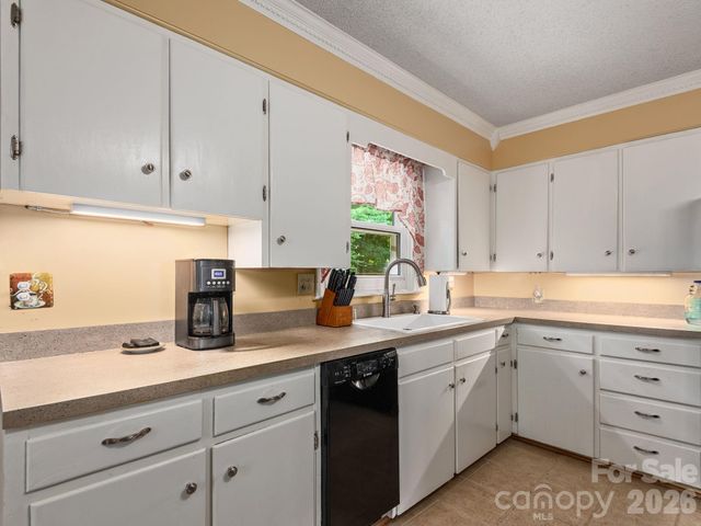 112 Lyndale Road, Hendersonville, NC 28739