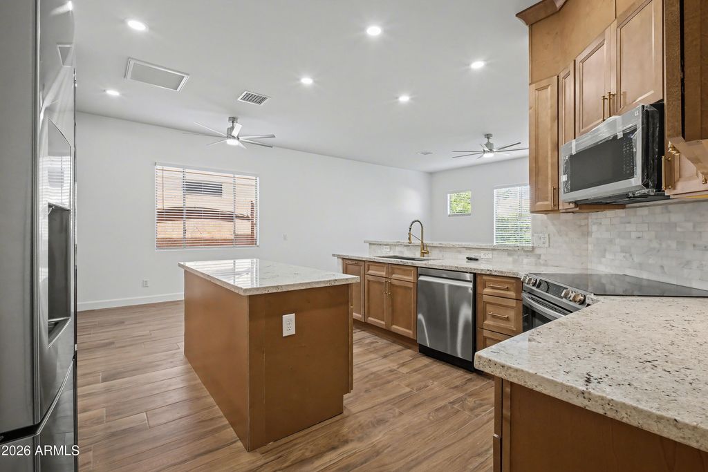 Image 27 of property listing at 14143 N 90TH Lane, Peoria, AZ 85381