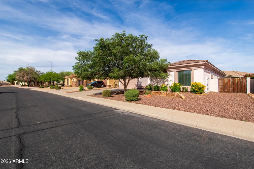 Image 3 of property listing at 14143 N 90TH Lane, Peoria, AZ 85381
