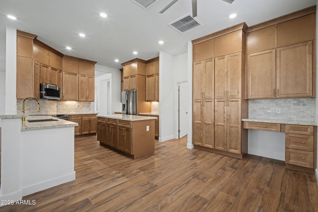 Image 4 of property listing at 14143 N 90TH Lane, Peoria, AZ 85381