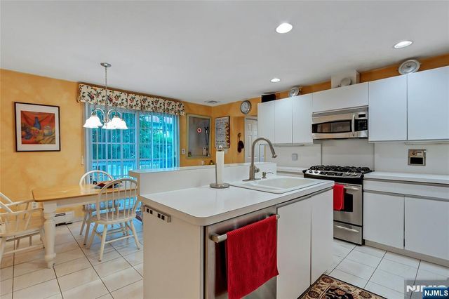 15 Colonial Road, Tenafly, NJ 07670