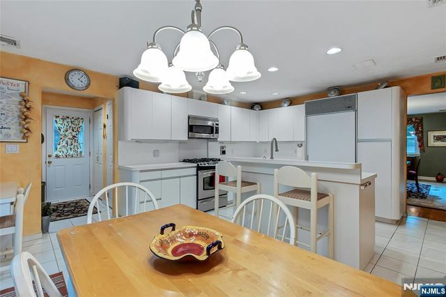 15 Colonial Road, Tenafly, NJ 07670