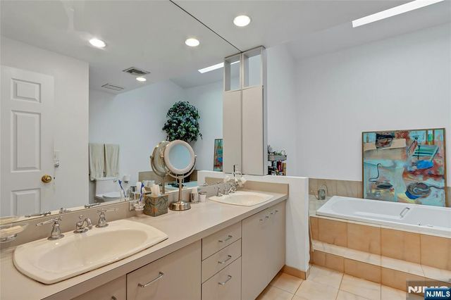 15 Colonial Road, Tenafly, NJ 07670