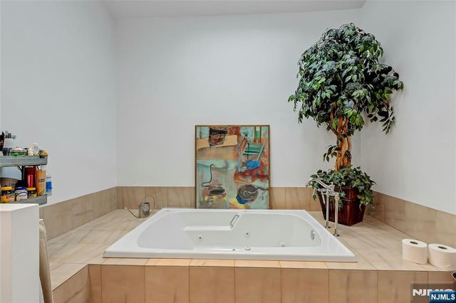 15 Colonial Road, Tenafly, NJ 07670
