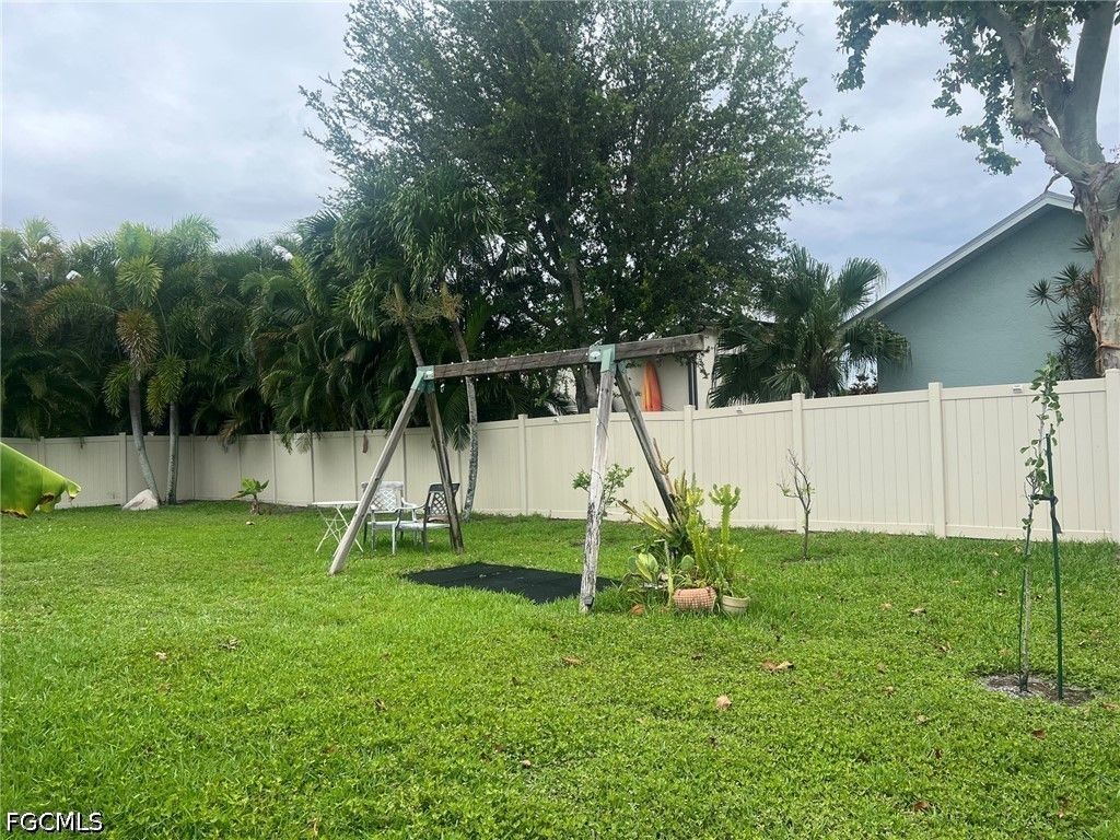 Image 16 of property listing at 5231 SW 27th PL, Cape Coral, FL 33914