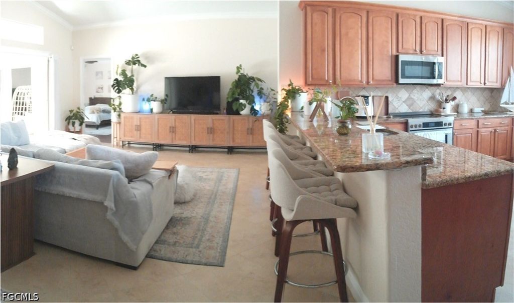 Image 7 of property listing at 5231 SW 27th PL, Cape Coral, FL 33914