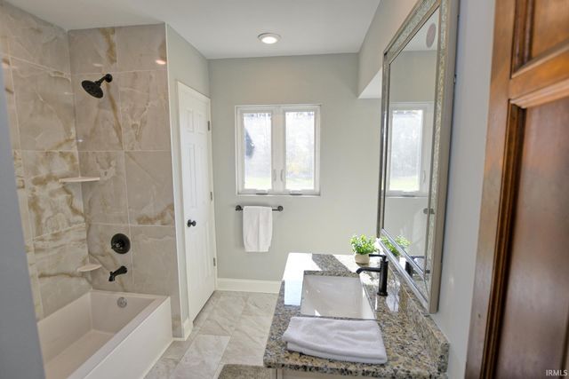 2806 Oak Hill Road, Evansville, IN 47711