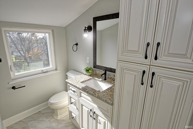 2806 Oak Hill Road, Evansville, IN 47711