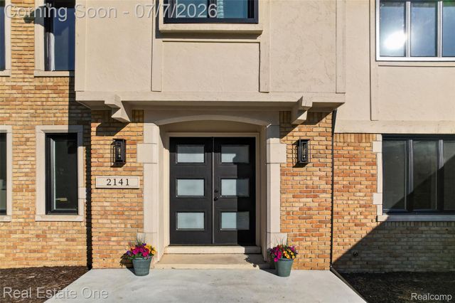 2141 Hickory Leaf Court N, Rochester Hills, MI 48309